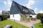 Appartement-Vermietung Bals - Sport & Wellness-Oase - Zwischen den Hedigen 72 | Sylt | Westerland, Haus für 4 Personen mit 2 Schlafzimmer, 2 Badezimmer, Gäste WC, ca. 136 m2, Grundstück ca. 400 m2