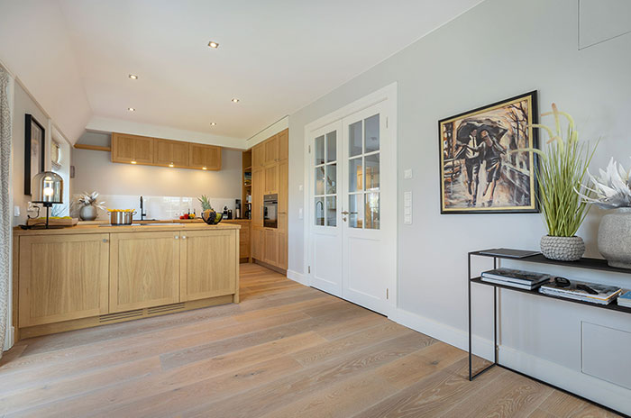 Appartement-Vermietung Bals - Friesenhaus Lorena - Strandstraße 22a | Sylt | Wenningstedt, Reetdachhaus für 7 Personen mit 4 Schlafzimmer, 4 Badezimmer, Gäste WC, ca. 155 m2, Grundstück ca. 0 m2