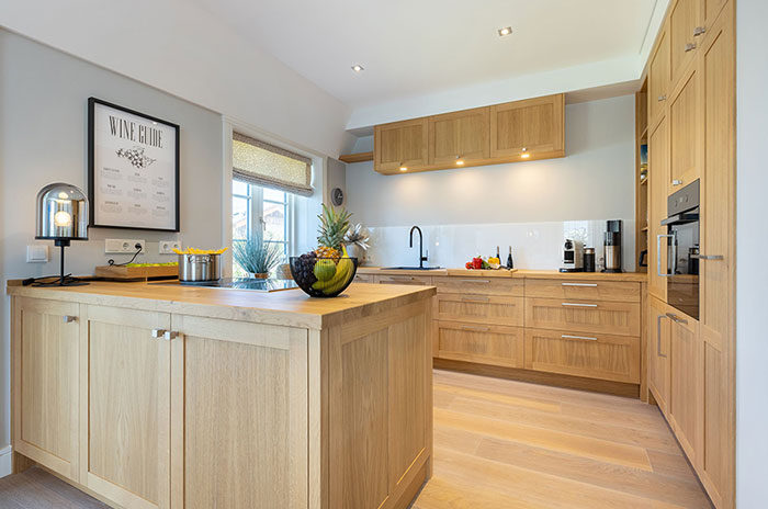 Appartement-Vermietung Bals - Friesenhaus Lorena - Strandstraße 22a | Sylt | Wenningstedt, Reetdachhaus für 7 Personen mit 4 Schlafzimmer, 4 Badezimmer, Gäste WC, ca. 155 m2, Grundstück ca. 0 m2