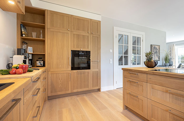 Appartement-Vermietung Bals - Friesenhaus Lorena - Strandstraße 22a | Sylt | Wenningstedt, Reetdachhaus für 7 Personen mit 4 Schlafzimmer, 4 Badezimmer, Gäste WC, ca. 155 m2, Grundstück ca. 0 m2
