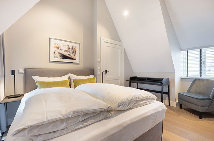 Appartement-Vermietung Bals - Friesenhaus Lorena - Strandstraße 22a | Sylt | Wenningstedt, Reetdachhaus für 7 Personen mit 4 Schlafzimmer, 4 Badezimmer, Gäste WC, ca. 155 m2, Grundstück ca. 0 m2