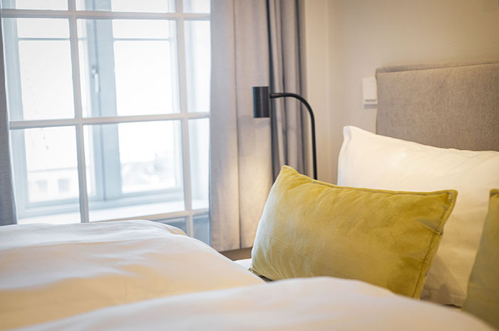 Appartement-Vermietung Bals - Friesenhaus Lorena - Strandstraße 22a | Sylt | Wenningstedt, Reetdachhaus für 7 Personen mit 4 Schlafzimmer, 4 Badezimmer, Gäste WC, ca. 155 m2, Grundstück ca. 0 m2
