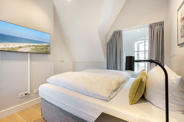 Appartement-Vermietung Bals - Friesenhaus Lorena - Strandstraße 22a | Sylt | Wenningstedt, Reetdachhaus für 7 Personen mit 4 Schlafzimmer, 4 Badezimmer, Gäste WC, ca. 155 m2, Grundstück ca. 0 m2