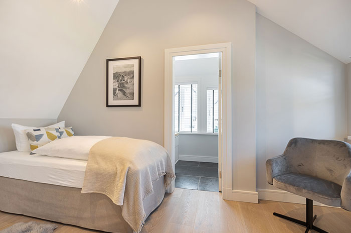 Appartement-Vermietung Bals - Friesenhaus Lorena - Strandstraße 22a | Sylt | Wenningstedt, Reetdachhaus für 7 Personen mit 4 Schlafzimmer, 4 Badezimmer, Gäste WC, ca. 155 m2, Grundstück ca. 0 m2