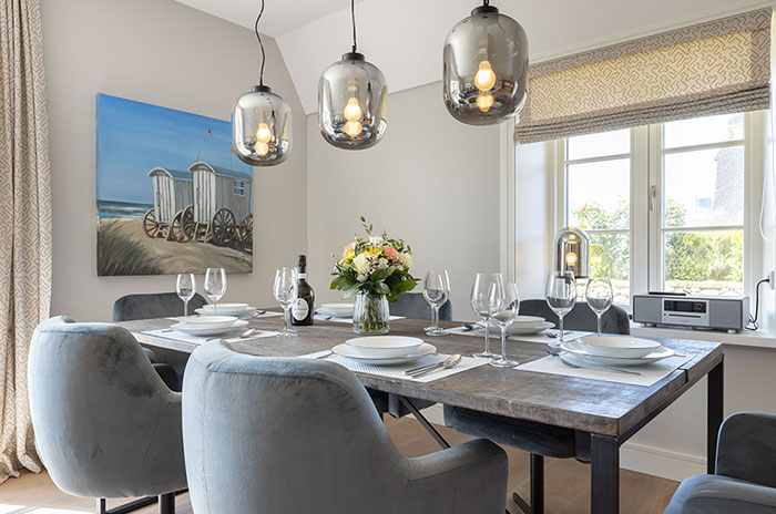 Appartement-Vermietung Bals - Friesenhaus Lorena - Strandstraße 22a | Sylt | Wenningstedt, Reetdachhaus für 7 Personen mit 4 Schlafzimmer, 4 Badezimmer, Gäste WC, ca. 155 m2, Grundstück ca. 0 m2