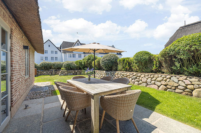 Appartement-Vermietung Bals - Friesenhaus Lorena - Strandstraße 22a | Sylt | Wenningstedt, Reetdachhaus für 7 Personen mit 4 Schlafzimmer, 4 Badezimmer, Gäste WC, ca. 155 m2, Grundstück ca. 0 m2