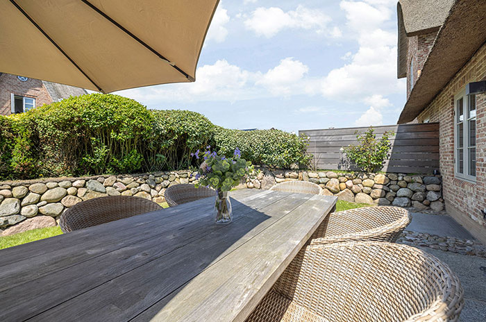 Appartement-Vermietung Bals - Friesenhaus Lorena - Strandstraße 22a | Sylt | Wenningstedt, Reetdachhaus für 7 Personen mit 4 Schlafzimmer, 4 Badezimmer, Gäste WC, ca. 155 m2, Grundstück ca. 0 m2