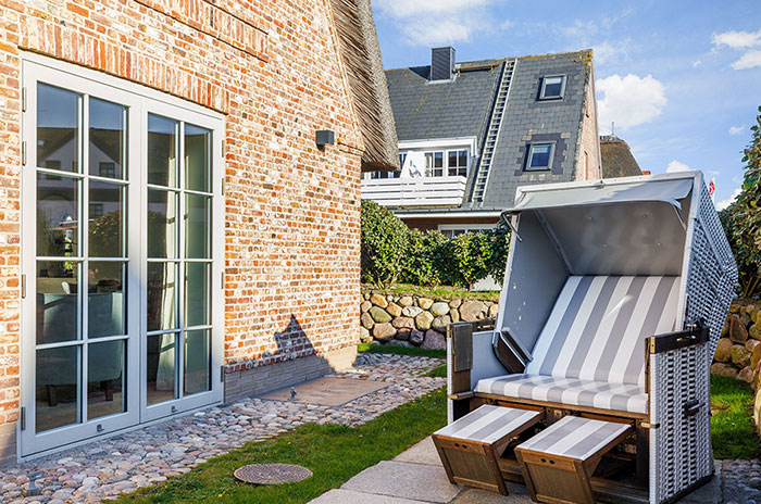 Appartement-Vermietung Bals - Friesenhaus Lorena - Strandstraße 22a | Sylt | Wenningstedt, Reetdachhaus für 7 Personen mit 4 Schlafzimmer, 4 Badezimmer, Gäste WC, ca. 155 m2, Grundstück ca. 0 m2