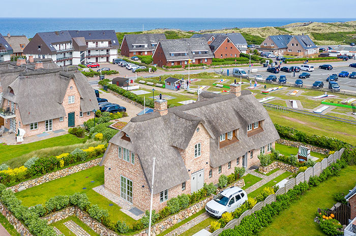 Appartement-Vermietung Bals - Friesenhaus Lorena - Strandstraße 22a | Sylt | Wenningstedt, Reetdachhaus für 7 Personen mit 4 Schlafzimmer, 4 Badezimmer, Gäste WC, ca. 155 m2, Grundstück ca. 0 m2