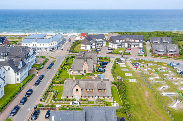 Appartement-Vermietung Bals - Friesenhaus Lorena - Strandstraße 22a | Sylt | Wenningstedt, Reetdachhaus für 7 Personen mit 4 Schlafzimmer, 4 Badezimmer, Gäste WC, ca. 155 m2, Grundstück ca. 0 m2