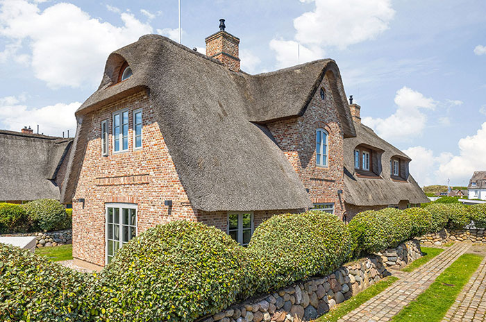 Appartement-Vermietung Bals - Friesenhaus Lorena - Strandstraße 22a | Sylt | Wenningstedt, Reetdachhaus für 7 Personen mit 4 Schlafzimmer, 4 Badezimmer, Gäste WC, ca. 155 m2, Grundstück ca. 0 m2