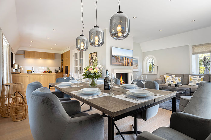 Appartement-Vermietung Bals - Friesenhaus Lorena - Strandstraße 22a | Sylt | Wenningstedt, Reetdachhaus für 7 Personen mit 4 Schlafzimmer, 4 Badezimmer, Gäste WC, ca. 155 m2, Grundstück ca. 0 m2