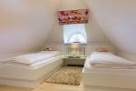Appartement-Vermietung Bals - Residenz am Hochkamp - Haus Gröde - Hochkamp 6a | Sylt | Wenningstedt, Reetdachhaus für 6 Personen mit 3 Schlafzimmer, 2 Badezimmer, Gäste WC, ca. 149 m2, Grundstück ca. 800 m2 - Bild-33