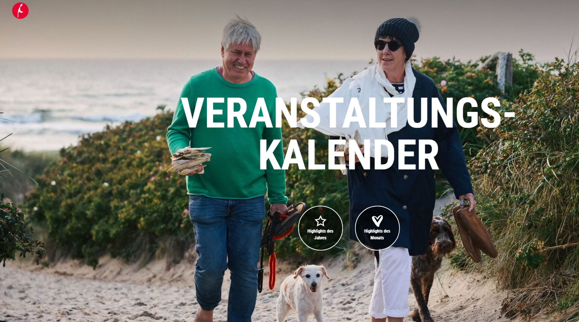 Zwei Rentner mit dem Hund spazieren auf Sylt